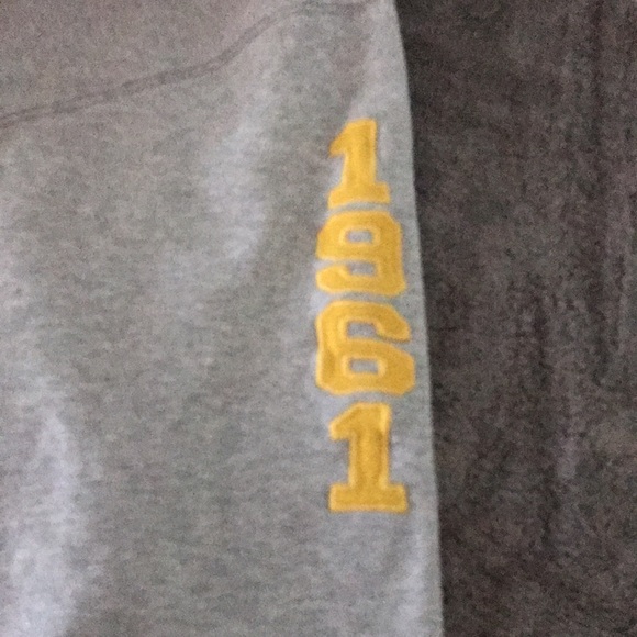 Cabelas hooded sweatshirt says “Worlds Formost Cabela’s Outfitter size XL - Picture 7 of 11